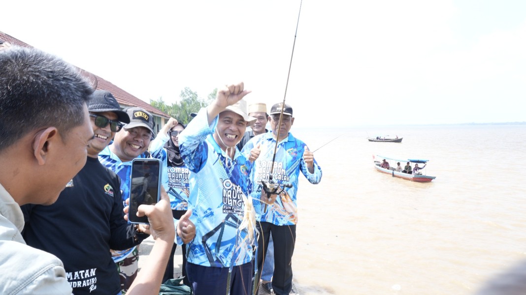 Bupati Inhil Buka Lomba Maunjun Udang Galah di Sapat