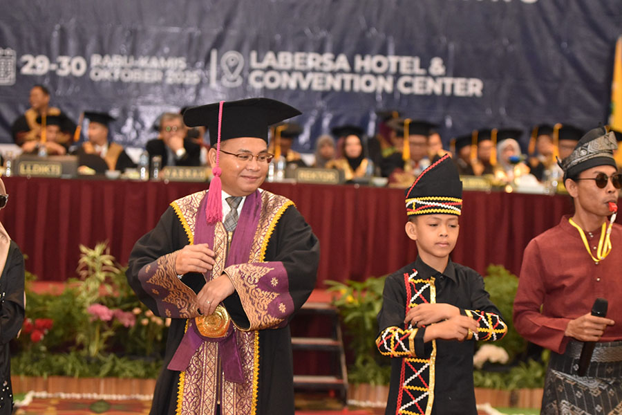 Heboh! Dhika Aura Farming Hadir di Wisuda Unilak