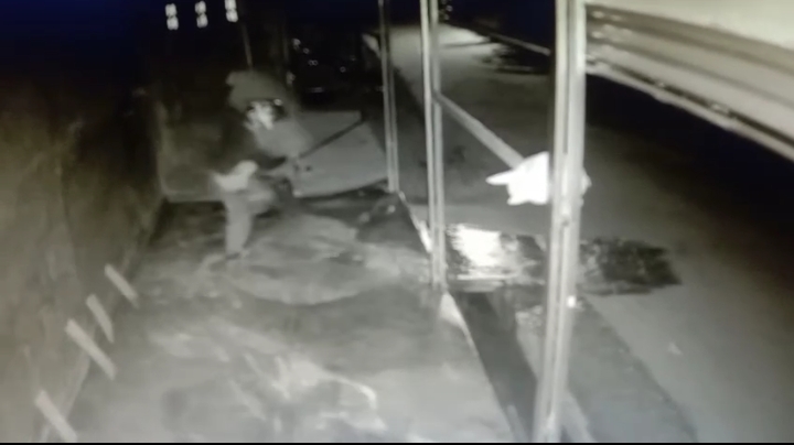 Gawat.. Aksi Maling Terekam CCTV Gondol Drum Warga Pekanbaru