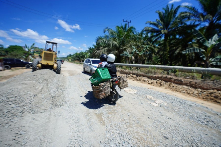 Jalan Baru Rusak dalam Hitungan Bulan, Gubernur Riau Geram dengan Truk ODOL