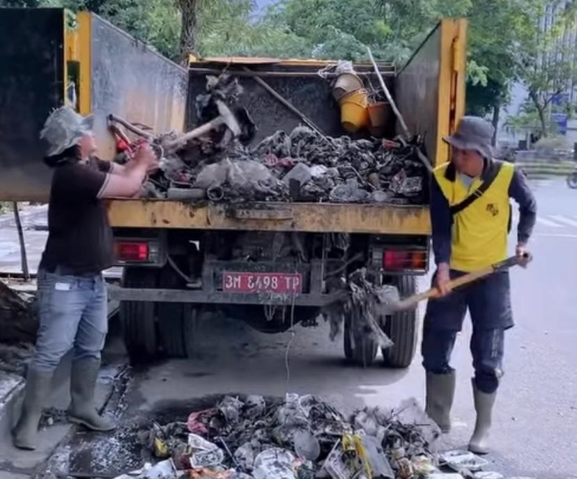 Warga Apresiasi Upaya Dinas PUPR Pekanbaru Bersihkan Drainase Jalan Sudirman, Cegah Nyamuk Berkembang Biak