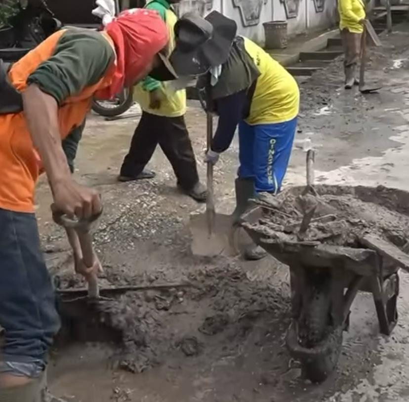 Dinas PUPR Pekanbaru Bersihkan Drainase di Rumbai, Ingatkan Masyarakat Peduli dan Gotong Royong