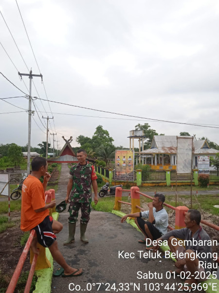 Babinsa Koramil 06/KTM Ajak Warga Desa Gambaran Jaga Keamanan dan Ketertiban
