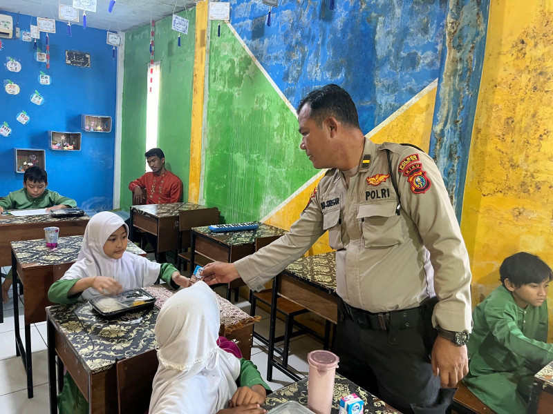 Polres Inhil Distribusikan Makan Siang Gratis di SD IT Ziqra, Ini Menunya!
