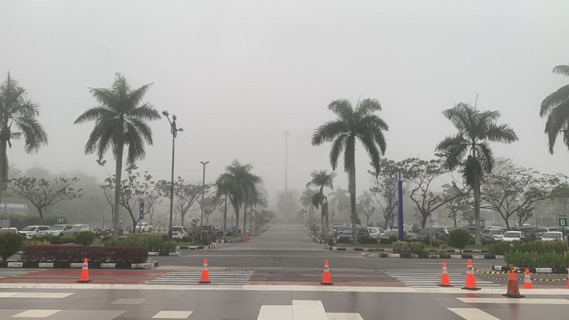 Kabut Tebal Lumpuhkan Pekanbaru, Jarak Pandang Bandara SSK II Anjlok hingga 100 Meter, 12 Penerbangan Terpaksa Delay!