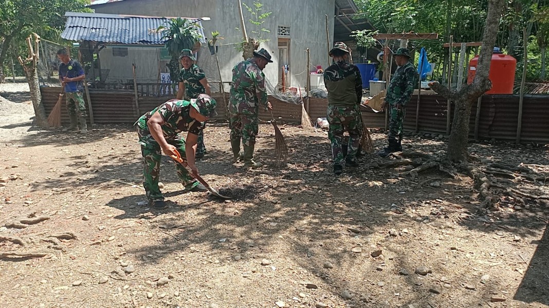 Satgas TMMD Ke-129 Kodim 0102/Pidie Gotong Royong Bersama Warga Bersihkan Lokasi Pembangunan MCK dan Sumur Bor