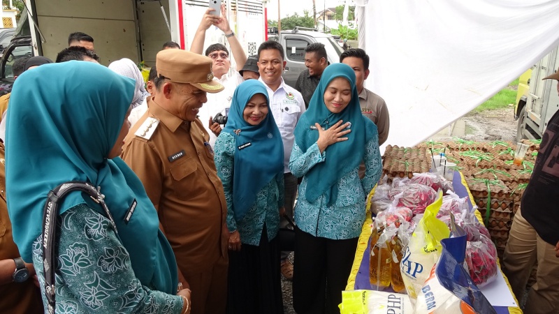 Ketua TP PKK Riau Tinjau Gerakan Pangan Murah di Tembilahan, Beras Lokal Diserbu Warga