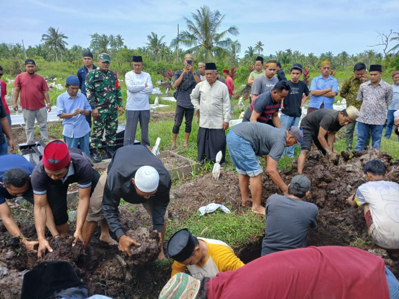 Babinsa Koramil 06/Kateman Melayat Kerumah Duka Warga Guntung yang Meninggal Dunia