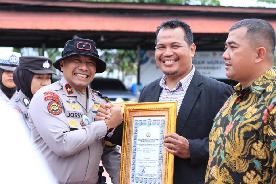 Pegiat Lingkungan Zainal Arifin Hussein Terima Penghargaan dari Kapolda Riau