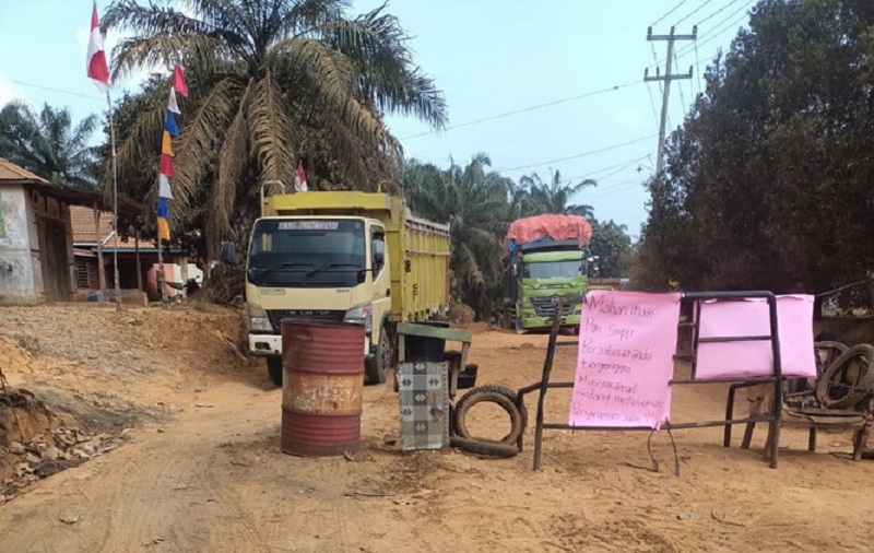 Warga Bagan Sinembah Blokir Jalan Akibat Debu Truk Sawit PTPN IV dan PT Lahan Tani Sakti, Minta Kompensasi Obat ISPA