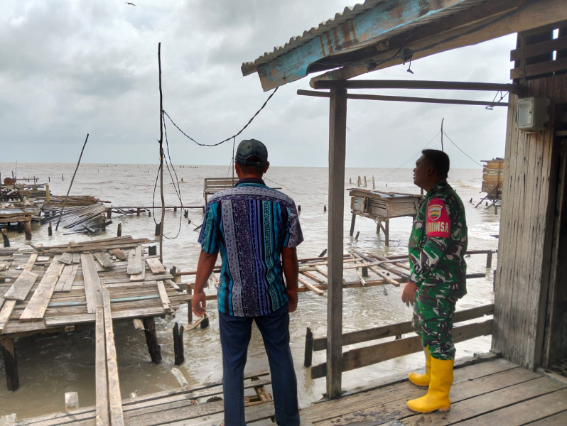 Babinsa Kuala Selat Lakukan Monitoring Curah Hujan dan Debit Air untuk Antisipasi Banjir