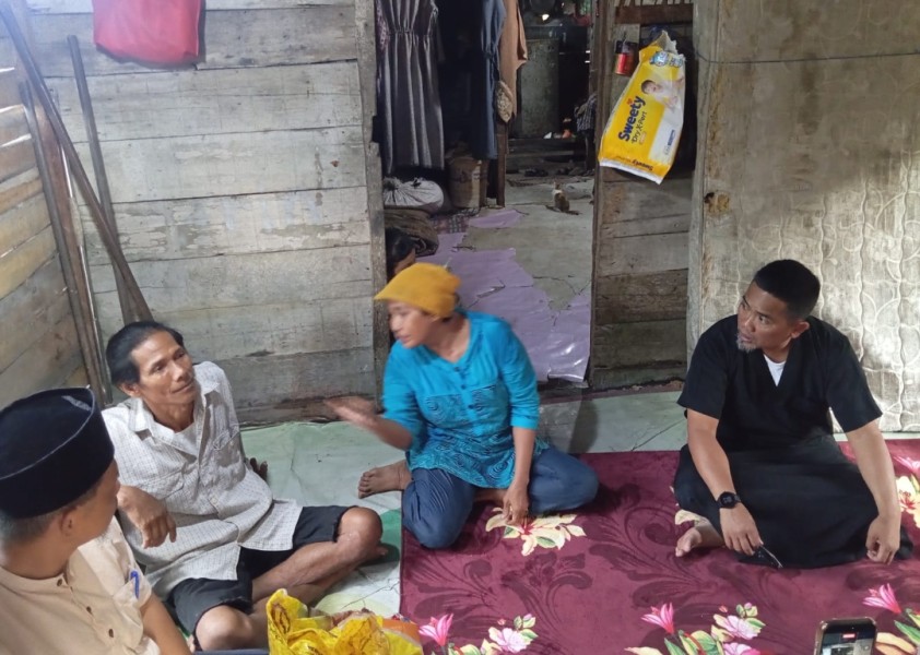 Bupati Zukri Serahkan Santunan ke Dhuafa Pangkalan Kerinci Timur