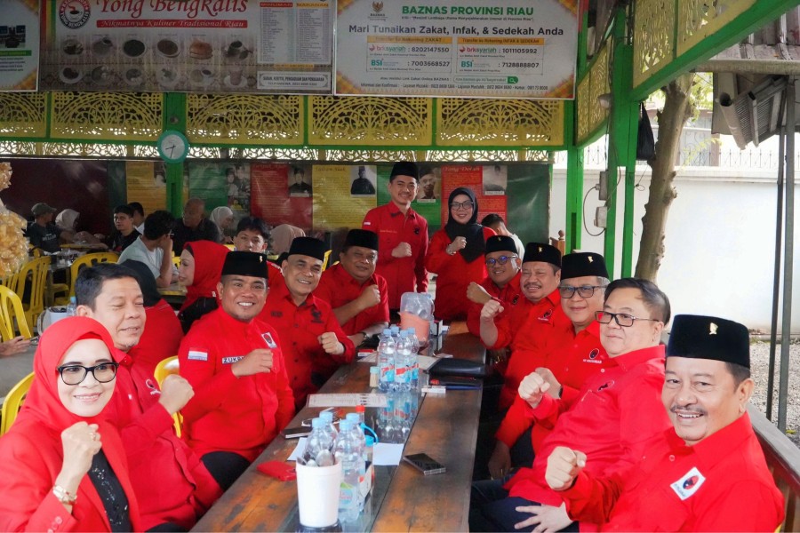 Hasto Kristiyanto Sempatkan Cicipi Mie Sagu di Warung Kopi Melayu di Pekanbaru