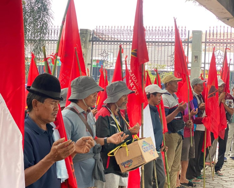 Aksi Ekstrim 10 Warga Riau Akan Cor Badan Pakai Semen di Depan Istana Presiden