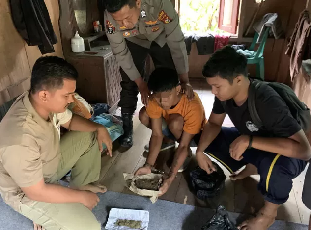 Dramatis! Bandar Ganja di Inhu Ditangkap Setelah Bergulat dengan Polisi