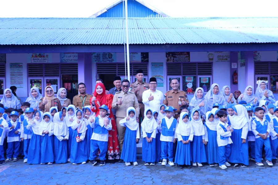 Bupati Pelalawan Terbitkan SE Gerakan Ayah Antar Anak di hari Pertama Sekolah, H Zukri : Ini Moment Penting