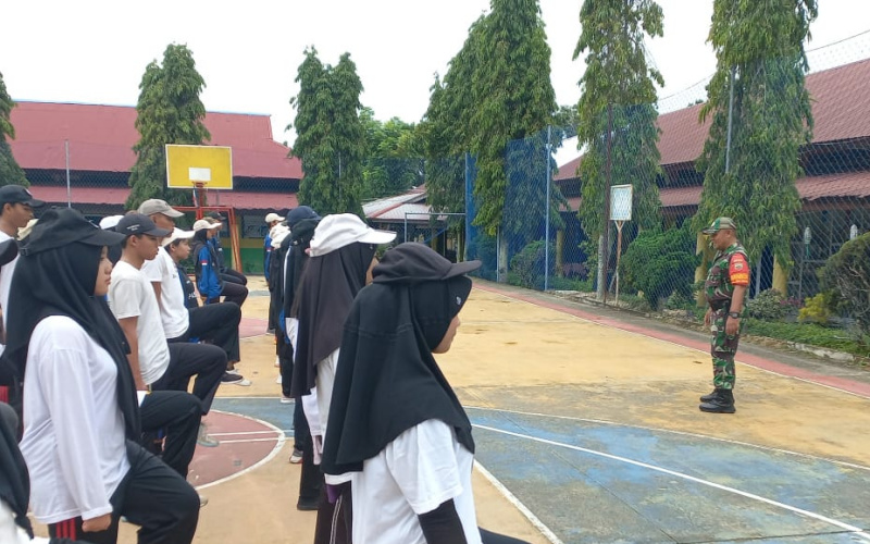 Sertu Roni Melatih Baris Berbaris di SMAN 3 Dumai