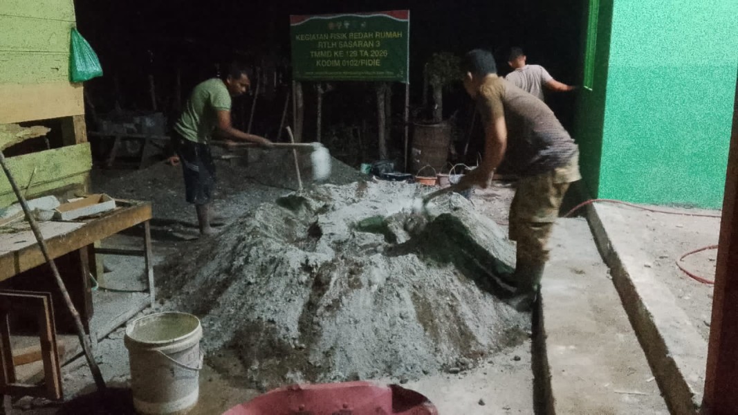 Satgas TMMD ke-129 Kodim 0102/Pidie Lembur Malam, Kebut Pengecoran Lantai RTLH Demi Capai Target