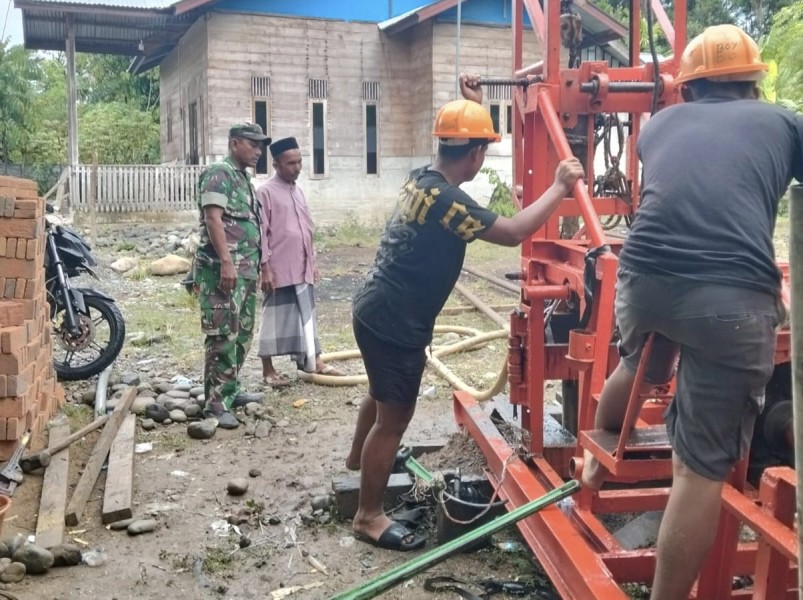 Air Bersih Jadi Harapan, Satgas TMMD ke-129 Kodim 0102/Pidie Mulai Bor Sumur di Dayah Babul Ula Almunawarah
