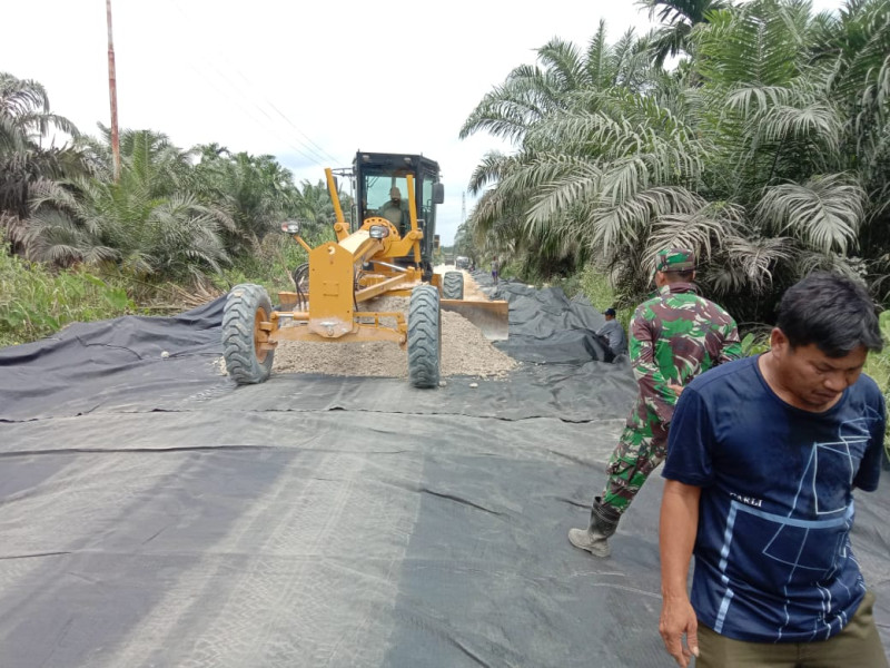 Personel Kodim 0314/Inhil Bahu Membahu Bangun Jalan Poros Mumpa-Karya Tunas Jaya