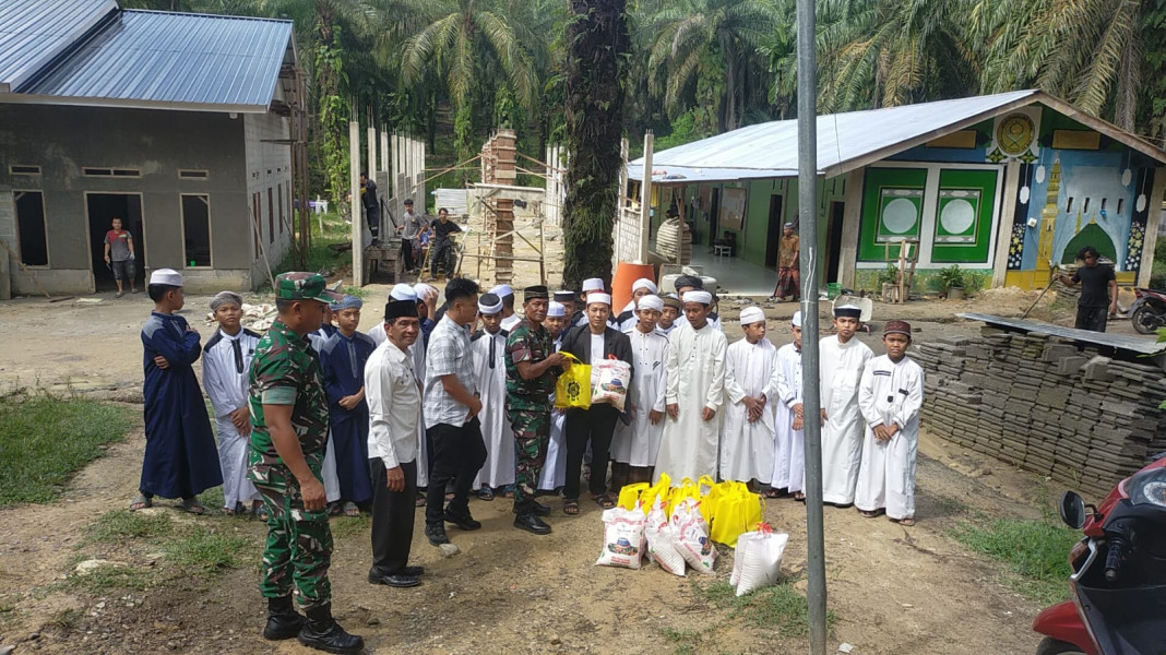 Sambangi Ponpes, Kodim 0321/Rohil Koramil 03/Bgs Bersama PT RMJ Bagikan Sembako