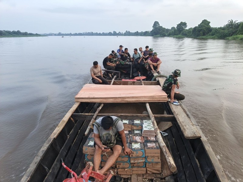 Tembus Arus Sungai Sejauh 15 Kilometer, Satgas TMMD Ke-129 Kodim 0313/KPR , Langsir Material ke Desa Pangkalan Terap