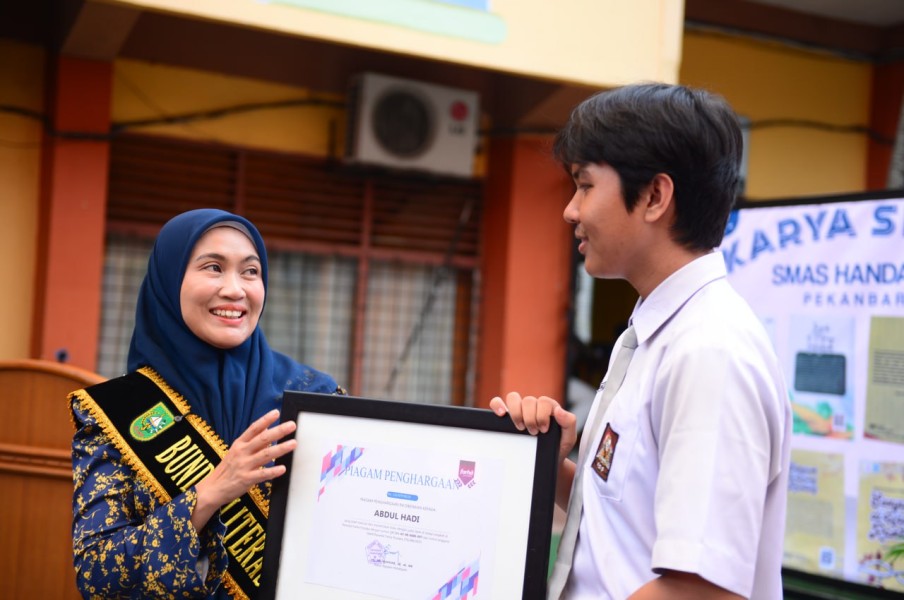 Satu Panggung Dua Generasi: Bunda Literasi Riau dan Abdul Hadi Berbagi Inspirasi dari Dunia Kata