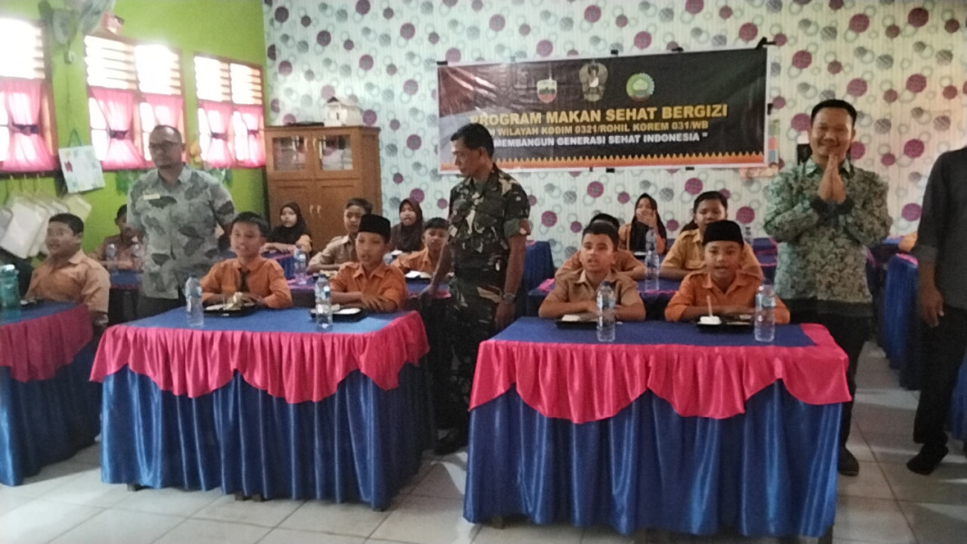 Dukung Program Presiden, Koramil 03/Bgs Laksanakan Uji Coba Makan Sehat Bergizi di SDN 006 Balai Jaya