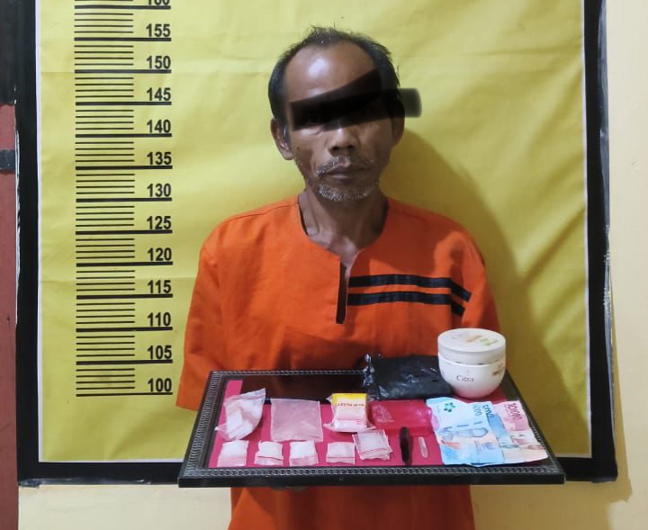 Simpan Sabu Dalam Tanah, Pria Setengah Abad Lebih Diborgol Polsek Rengat Barat