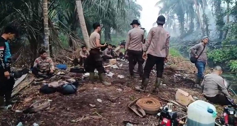Petaruhan Menginap di Lahan Gambut Lahang Hulu: Mengapa Kapolres Inhil dan Tim Gabungan Enggan Pulang Meski Api Padam?