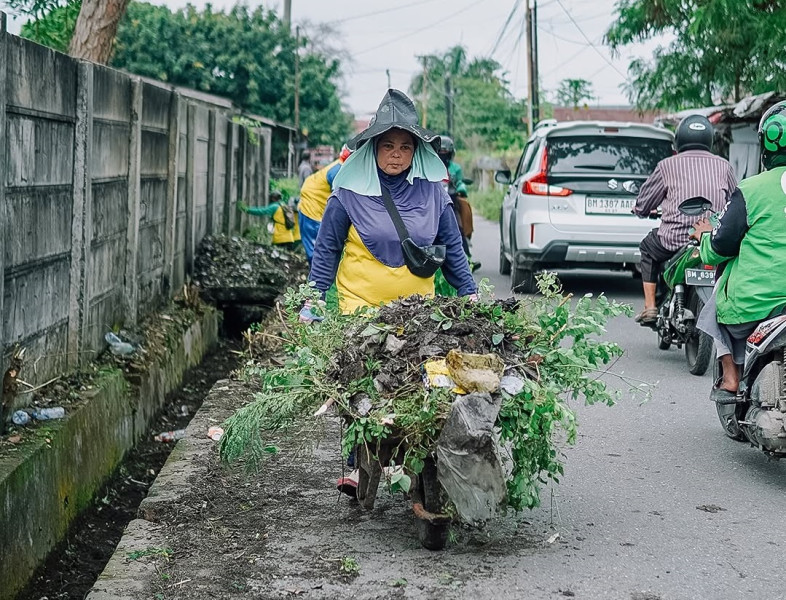 Cegah Banjir akibat Drainase Tersumbat, Dinas PUPR Kerahkan Pasukan Kuning ke Beberapa Titik