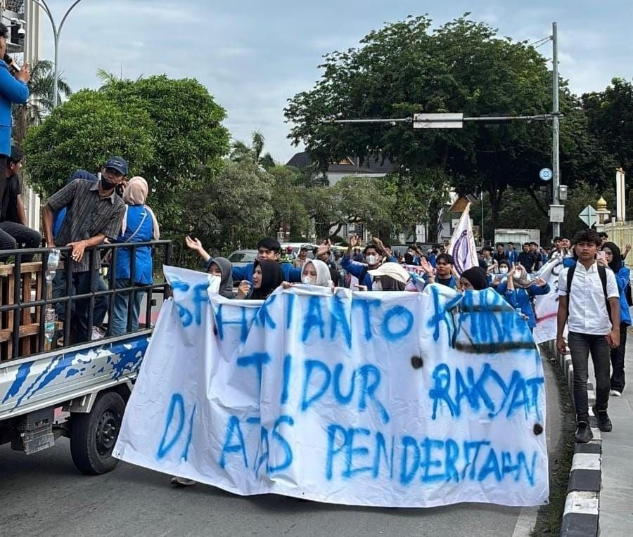 Demokrasi di Riau Berdarah, Presma UIR Dirawat di RSUD! BEM UIR : Plt Gubernur SF Haryanto Tidur di Atas Penderitaan Rakyat!