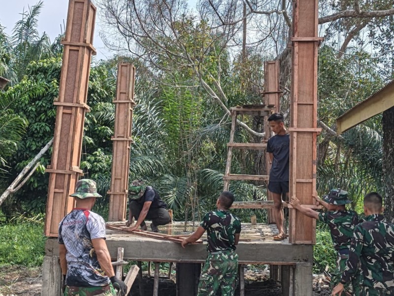 Kades Pangkalan Terap Puji Langkah Cepat Satgas TMMD Ke-129 Hadirkan Sarana MCK Modern bagi Warga