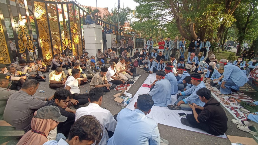 Kepung Gedung Dewan, Mahasiswa Unri Telanjangi Pengusutan Karhutla dan Minta Izin Korporasi Dicabut!