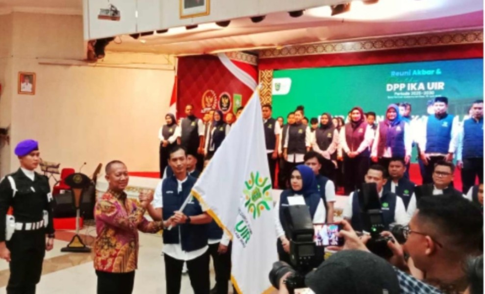 Hadiri Pelantikan Pengurus IKA UIR, Ini Pesan Rektor dan Gubri ke Doktor Ragil