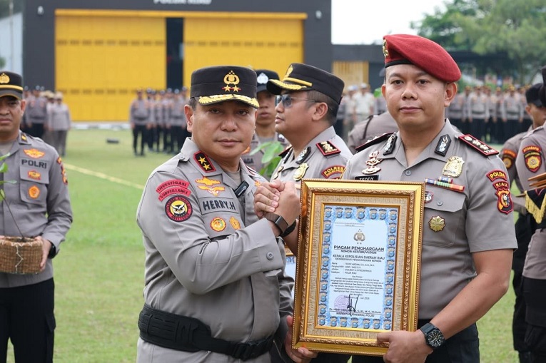 Dua Kejahatan Mangrove Dibongkar, Kasubdit IV Ditreskrimsus Polda Riau Terima Penghargaan