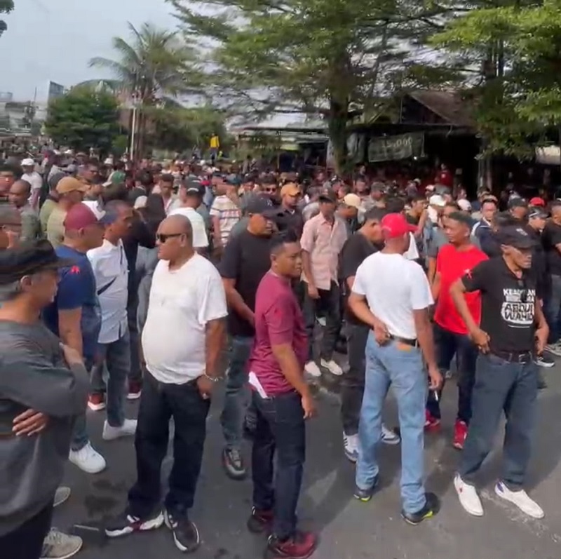 PN Pekanbaru Memanas, Dua Kubu Massa Kepung Sidang Gubri Non-aktif Abdul Wahid saat SF Hariyanto Bersaksi