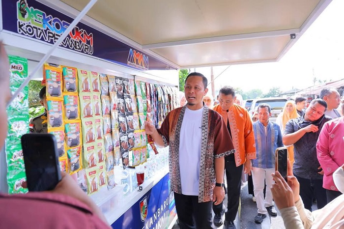 Dukung UMKM dan Penataan Kota, Wako Pekanbaru Serahkan Bantuan Gerobak