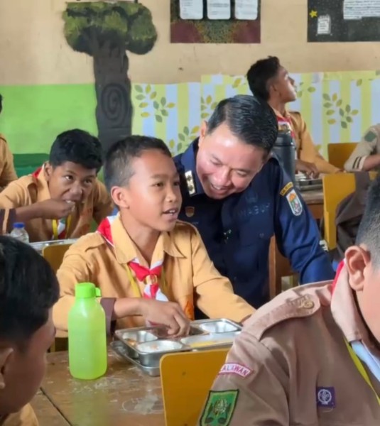 Wakil Bupati Launching Dapur SPPG Yayasan Harapan Bunda di SMPN 1 Pangkalan Kerinci