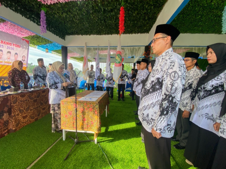 Perkuat Solidaritas Pendidik Wilayah Kampar Kiri, Wabup Misharti Lantik Pengurus Cabang PGRI 4 Kecamatan