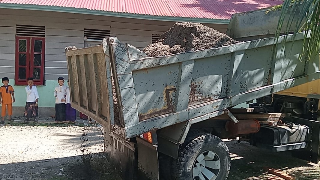 Tak Kenal Lelah, Satgas TMMD 129 Dorong Material Pasir untuk Percepat Pembangunan MCK Dayah