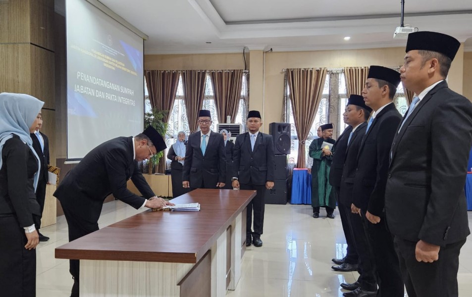 Imigrasi Riau Lantik Sebelas Pejabat Fungsional, Delapan Bertugas di Kantor Pekanbaru