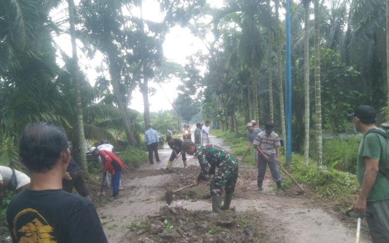 Koramil 03 Bersama Warga Gotong Royong Bersihkan Lingkungan