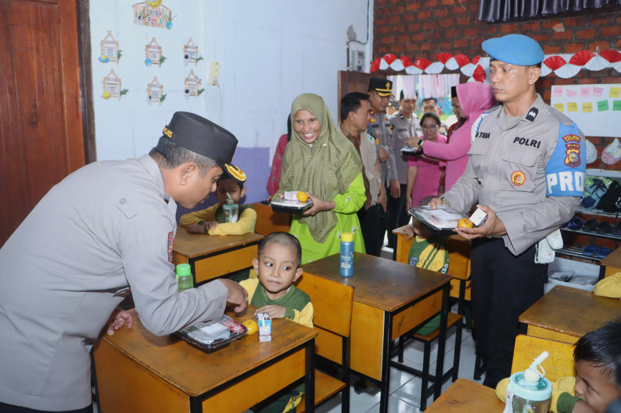 Dukung Program Presiden, Polres Inhil Beri Makan Bergizi Gratis
