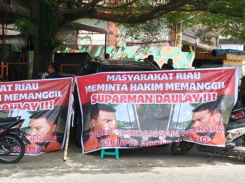 Sidang Korupsi OTT PUPR Riau, Massa Bentang Spanduk Desak Hakim Periksa Suparman Daulay Eks Bupati Rohul