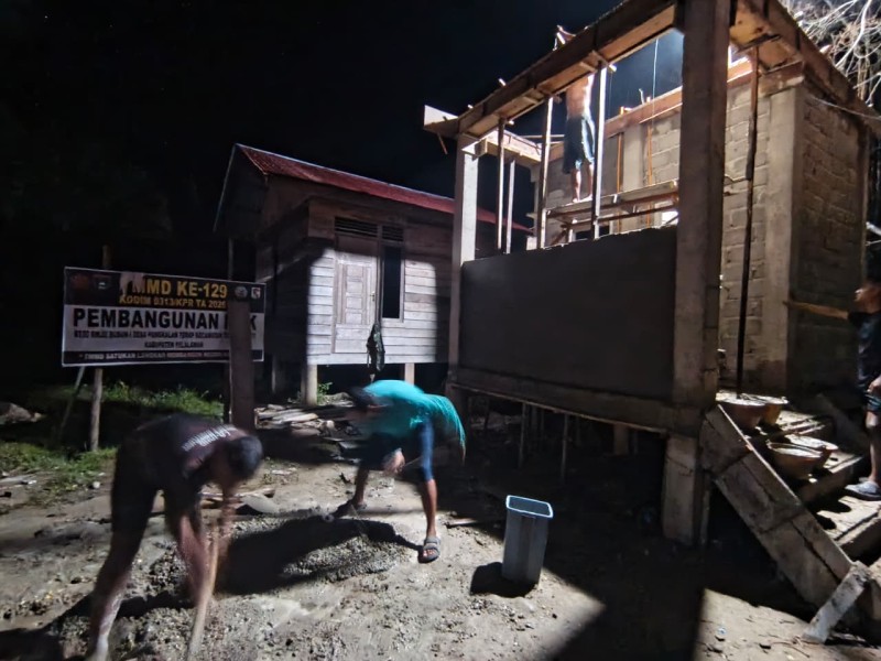 Semangat Gotong Royong Menerobos Malam, Pembangunan MCK Dusun 1 Terus Dipacu