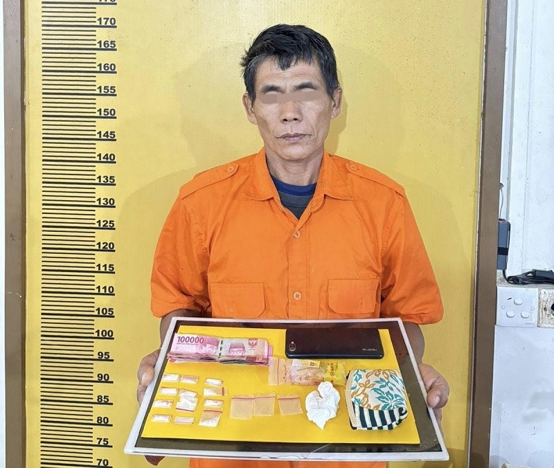 Nyali Ciut! Pengedar Sabu Air Molek Tak Berkutik Dikepung Kasat Narkoba Tengah Malam: Dompet Bunga Jadi Saksi Bisu