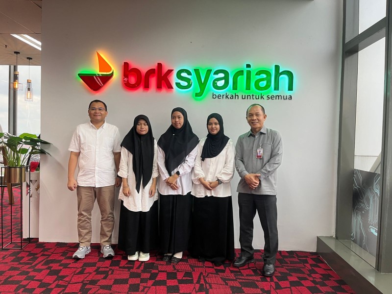 Rektor Unilak Antar Mahasiswa Disabilitas Magang Perdana di BRK Syariah