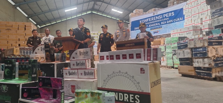 Ratusan Juta Batang Rokok Ilegal Disita di Pekanbaru
