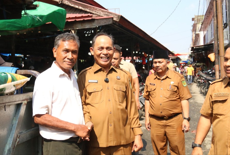 Bupati Inhil Tinjau TPS Pedagang Yos Sudarso
